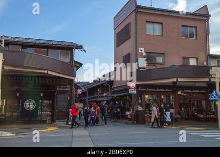 Takayama Giappone - 24 dicembre 2017: Case in legno tradizionali giapponesi edifici strada nel quartiere Kamisannomachi della città vecchia storica, vicino Red Nak Foto Stock