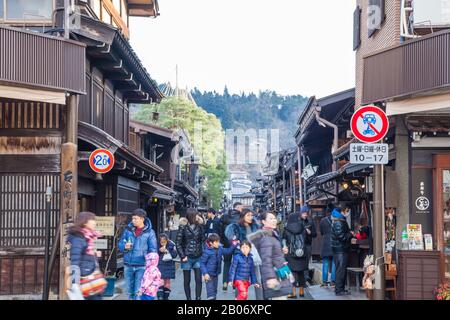 Takayama Giappone - 24 dicembre 2017: Case in legno tradizionali giapponesi edifici strada nel quartiere Kamisannomachi della città vecchia storica, vicino Red Nak Foto Stock