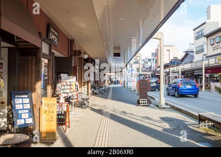 Takayama Giappone - 24 dicembre 2017: Case in legno tradizionali giapponesi edifici strada nel quartiere Kamisannomachi della città vecchia storica, vicino Red Nak Foto Stock