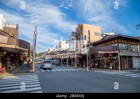 Takayama Giappone - 24 dicembre 2017: Case in legno tradizionali giapponesi edifici strada nel quartiere Kamisannomachi della città vecchia storica, vicino Red Nak Foto Stock