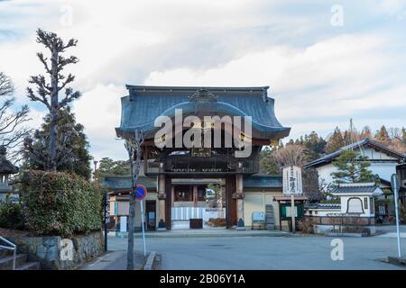 Takayama Giappone - 24 dicembre 2017: Case in legno tradizionali giapponesi edifici strada nel quartiere Kamisannomachi della città vecchia storica, vicino Red Nak Foto Stock