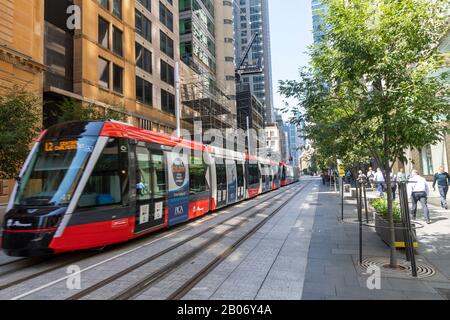 Tram per ferrovia leggera di Sydney che viaggia lungo George Street nel centro di Sydney, Australia Foto Stock