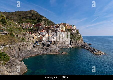 Villaggio Manarola popolare meta turistica italiana europea nel Parco Nazionale delle cinque Terre Patrimonio Mondiale dell'UNESCO, Liguria, Italia, Riviera Italiana Foto Stock