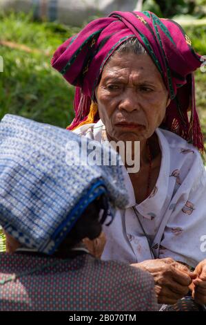 Donna indonesiana anziana da East Nusa Tenggara, Flores. Foto Stock