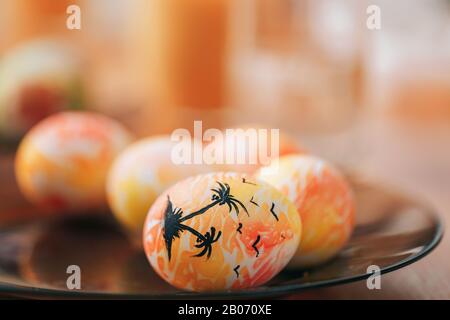 Donna dipingere le uova per Pasqua, le vernici disegnare nero su un uovo di colore. Foto Stock