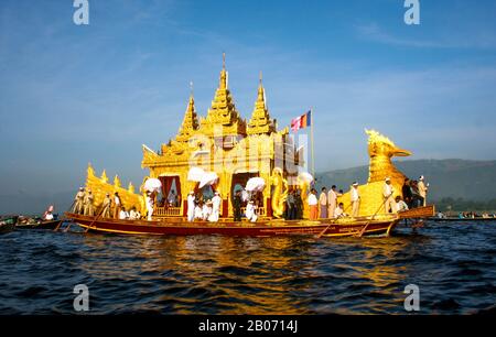 Carrozza d'acqua di Buddha (Lago Inle -Birmania- Myanmar) Foto Stock