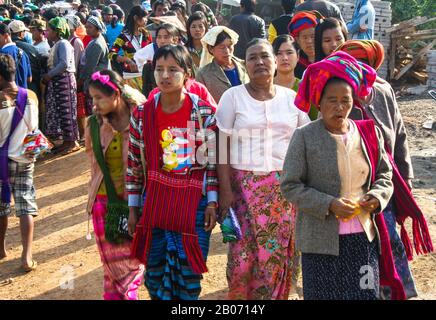 I partecipanti al festival Phaung Daw O. Pagoda a Nyaungshwe: La popolazione più importante dei villaggi che circondano il lago Inle (Birmania) Foto Stock