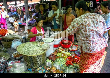 Stallo del mercato a Nyaungshwe: La popolazione più importante dei villaggi che circondano Lago di Inle (Birmania) Foto Stock
