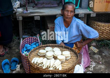 Stallo del mercato a Nyaungshwe: La popolazione più importante dei villaggi che circondano Lago di Inle (Birmania) Foto Stock