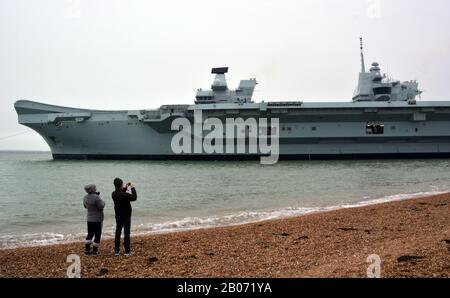 HMS Prince of Wales lascia la base navale di Portsmouth per la prima volta per una visita alla sua città affiliata di Liverpool. Foto Stock