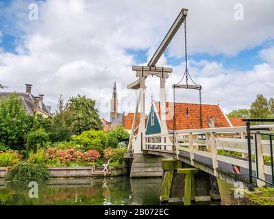 Disegnare ponte Kwakelbrug sul canale e campanile a Edam, Noord-Holland, Paesi Bassi Foto Stock