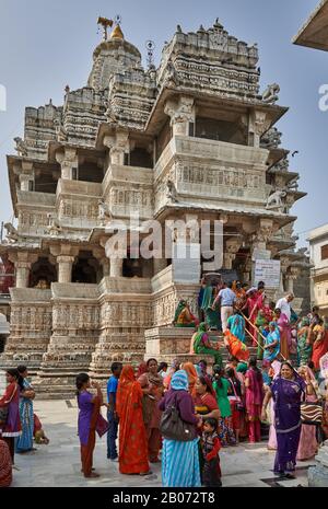 Donne indiane con vestiti colorati durante la cerimonia all'interno del Tempio di Jagdish, Udaipur, Rajasthan, India Foto Stock