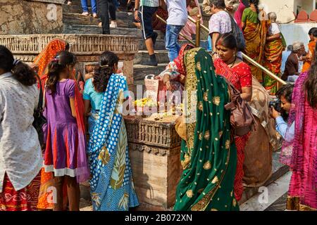 Donne indiane con vestiti colorati durante la cerimonia all'interno del Tempio di Jagdish, Udaipur, Rajasthan, India Foto Stock
