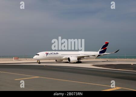 Doha / Qatar – 18 febbraio 2020: Un Airbus A350 LatAm sulla linea dei taxi all'aeroporto internazionale di Hamad, Doha, Qatar Foto Stock