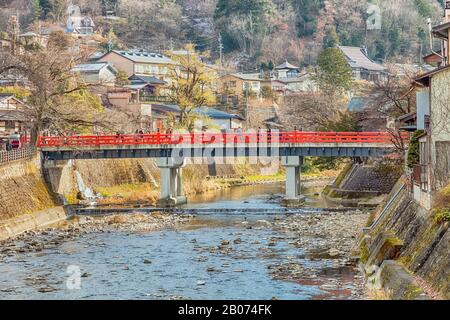 Takayama Giappone - 24 dicembre 2017: Ponte rosso Naka-bashi che attraversa il fiume Miya-gawa al tramonto a Hida-Takayama Gifu Giappone. Tradizionale giapponese w Foto Stock