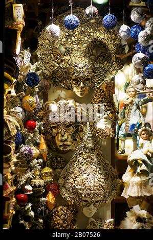 Città Di Venezia, Italia, Europa. Ornate bellissime maschere decorate in vendita nel negozio di maschere di Venezia. Baubles di vetro e pupazzi Foto Stock