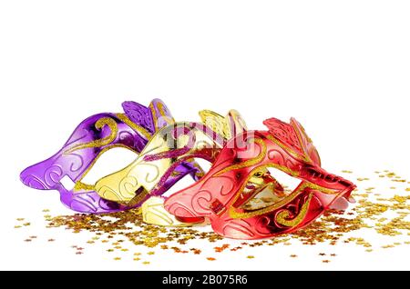 Il carnevale maschere veneziane con coriandoli e stelle filanti a