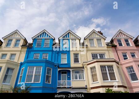 Case colorate sul sentiero Crag di fronte alla spiaggia di Aldeburgh, Aldeburgh, Suffolk. REGNO UNITO Foto Stock