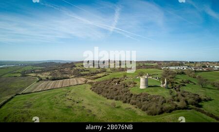 Hadleigh Castle, Essex, Inghilterra. Veduta aerea del drone sulla campagna dell'Essex con le rovine del 13th Secolo del Castello di Hadleigh in vista. Foto Stock