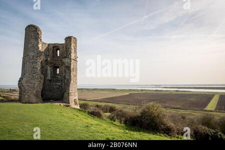 Hadleigh Castle, Essex, Inghilterra. Le rovine del castello di Hadleigh del 13th Secolo, Essex, Inghilterra, che si affaccia sull'estuario del Tamigi sullo sfondo. Foto Stock