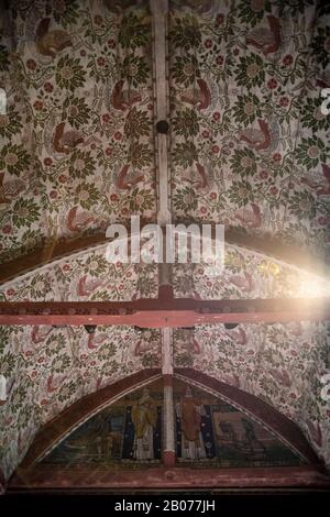 L'interno della chiesa di St Wulfran, Ovingdean, vicino Brighton, East Sussex, Regno Unito Foto Stock