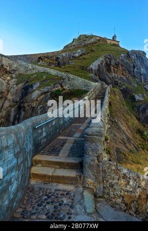 Accesso tramite scale all'eremo di San Juan de Gaztelugatxe, Spagna Foto Stock