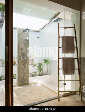 Doccia in vetro che sporge nel cortile Foto Stock