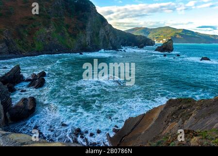 Accesso tramite scale all'eremo di San Juan de Gaztelugatxe, Spagna Foto Stock