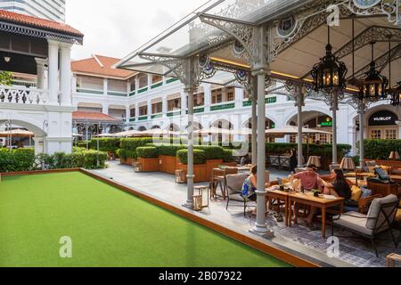 Cortile posteriore dell'hotel Raffles, famoso per il cocktail gin 'Singapore Sling', Singapore, Asia Foto Stock