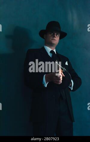 Gangster retrò in cappelli spara con mitragliatrice. Foto Stock