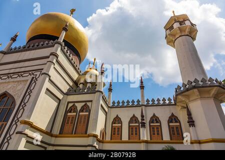 La Moschea del Sultano, la principale moschea di Singapore, iniziò nel 1824 ed e' costruita nel Kampong Glam Malay Heritage District di Singapore e puo' reggere fino a Foto Stock