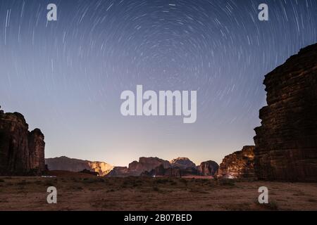 Wadi Rum a lunga esposizione osservazione delle stelle Foto Stock