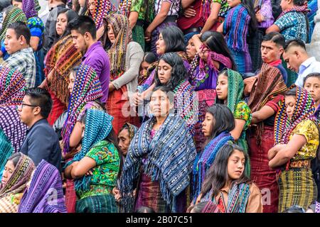 Santiago Atitlan, Guatemala - 18 aprile 2019: Folla fuori chiesa durante le celebrazioni del Giovedì Santo nella città del Lago Atitlan. Foto Stock