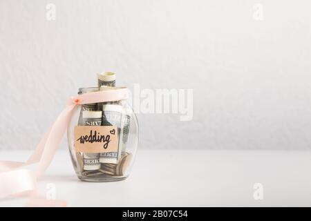 Parola di nozze con dollari in vaso di vetro, Foto Stock