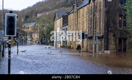 09/02/2020 Ponte Hebden - West Yorkshire - Inondazione in città Foto Stock