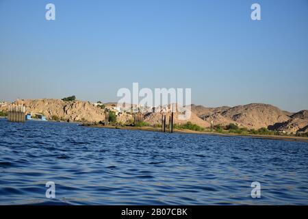 Uccelli che volano sul fiume Nilo / splendida vista per Assuan Egitto e Nubian Egyptian cultura. Barca a vela in barca a vela sul fiume Nilo e porto con uccelli Foto Stock