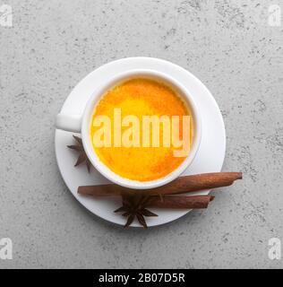 Bevanda salutare a base di radici turmeriche, spezie esotiche Foto Stock