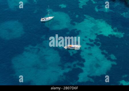 Barche al largo della costa di Cala Fornells, 04.01.20220, vista aerea, Spagna, Isole Baleari, Maiorca, Cala Fornells Foto Stock