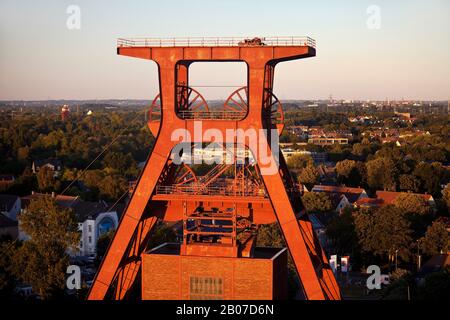 Copricapo di Schacht XII del Complesso industriale delle Miniere di carbone dello Zollverein di sera, in Germania, in Renania settentrionale-Vestfalia, la zona della Ruhr, Essen Foto Stock