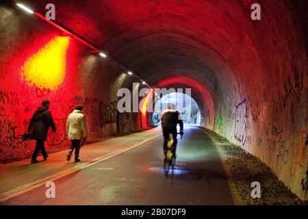 Tunnel Dorrenberg, 'Tanztunnel', ex ferrovia, ora pista ciclabile in serata, Germania, Renania Settentrionale-Vestfalia, Bergisches Land, Wuppertal Foto Stock