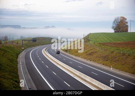 Inversione atmosferica, nebbia banca sull'autostrada, pericolo causato da nebbia improvvisamente apparire, Germania, Baviera, Autobahn A 94 Foto Stock