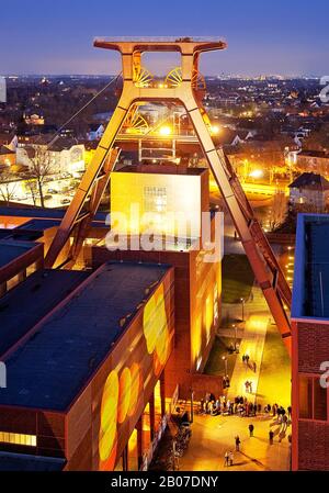 Copricapo illuminato di Schacht XII del Complesso industriale della miniera di carbone di Zollverein in serata, Germania, Renania settentrionale-Vestfalia, zona della Ruhr, Essen Foto Stock