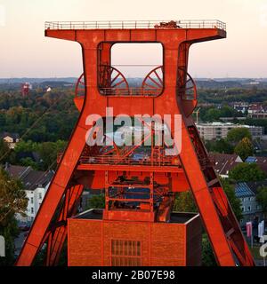 Copricapo di Schacht XII del Complesso industriale delle Miniere di carbone dello Zollverein di sera, in Germania, in Renania settentrionale-Vestfalia, la zona della Ruhr, Essen Foto Stock