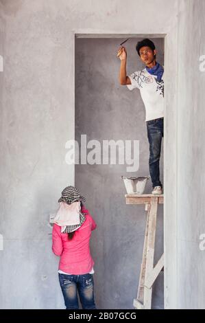 8 maggio 2010 Bangkok, Thailandia - uomini e donne locali asiatici lavori di costruzione fare cemento cementare lavoro Foto Stock