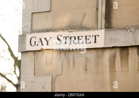 Cartello stradale Gay Street su un edificio in pietra nella storica Città di Bath, Somerset, Regno Unito Foto Stock