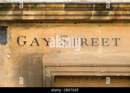 Simbolo di strada cesellato Reading Gay Street nella storica città di Bath, Somerset, Regno Unito Foto Stock