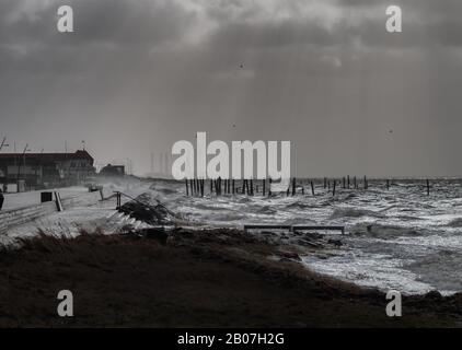 Passeggiata in spiaggia a Hjerting vicino Esbjerg in tempesta Meteo, Danimarca Foto Stock