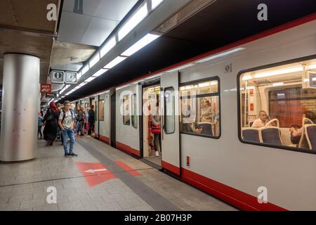 Treno U-Bahn in attesa su una piattaforma della metropolitana di Norimberga VAG (U-Bahn), Norimberga, Baviera, Germania. Foto Stock