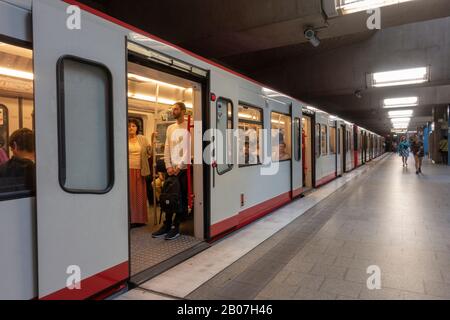 Treno U-Bahn in attesa su una piattaforma della metropolitana di Norimberga VAG (U-Bahn), Norimberga, Baviera, Germania. Foto Stock