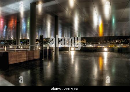 Terrazza sul tetto del Centro Cultura e Congressi di Lucerna di notte Dachterrasse des KKL Luzern Foto Stock